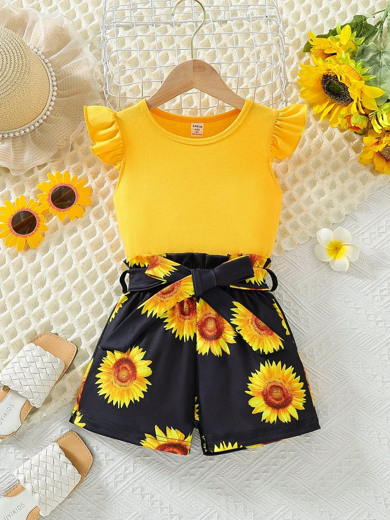 SHEIN Young Girl Round Neck Short-Sleeved Simple Top And Sunflower Print Shorts With Waist Belt, 2pcs Set